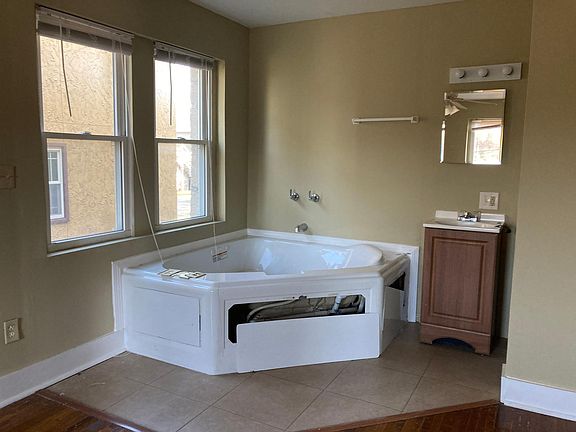Main bedroom with jacuzzi and sink
