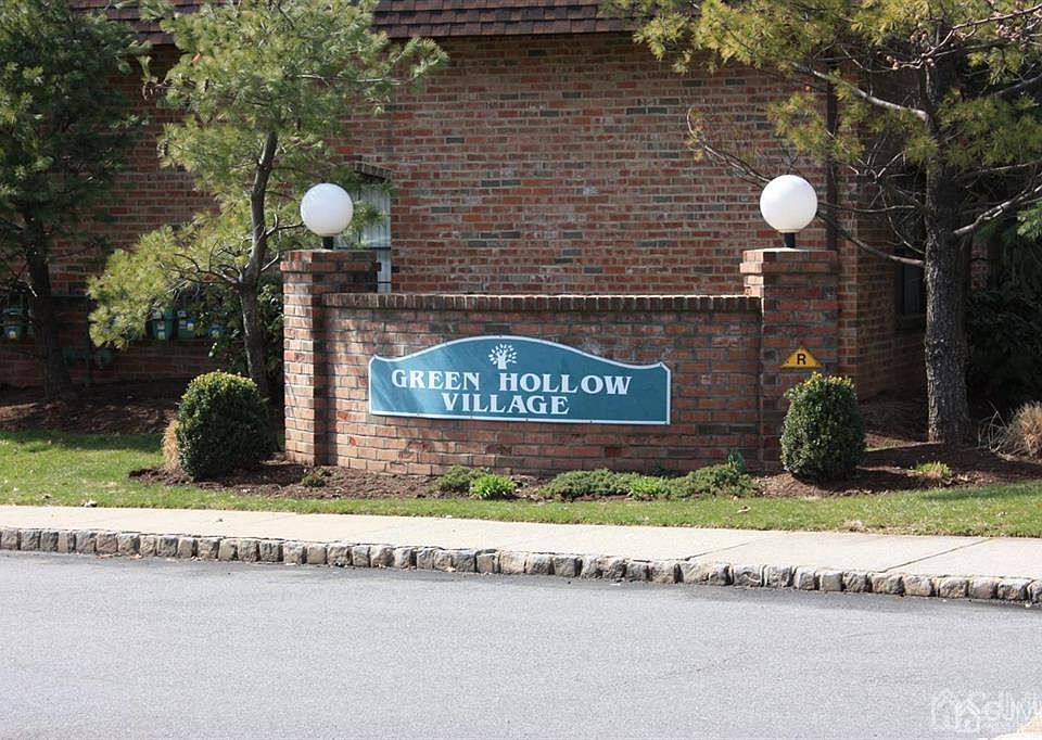 1st image of 909 Green Hollow Dr