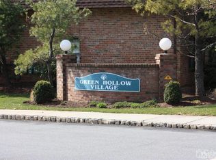 909 Green Hollow Dr, Iselin, NJ 08830