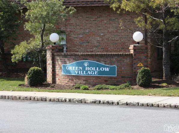 909 Green Hollow Dr, Iselin, NJ 08830