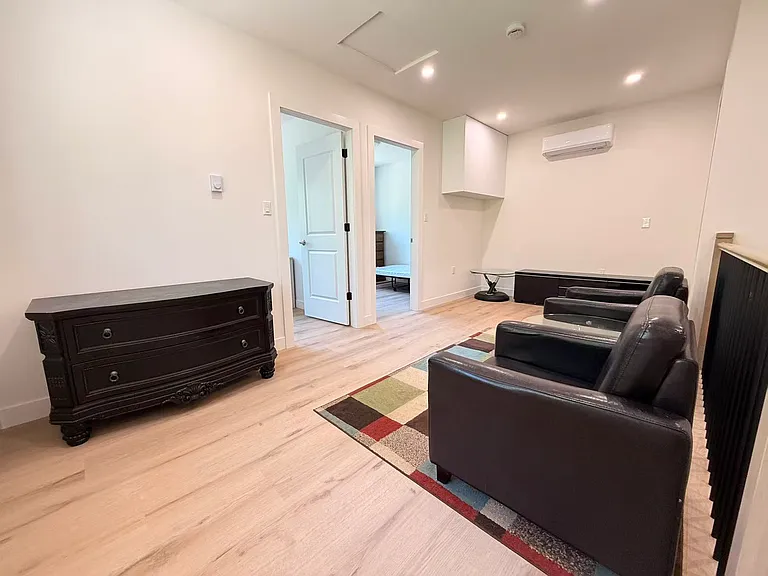 4750 Barker Cres — Photo 9
