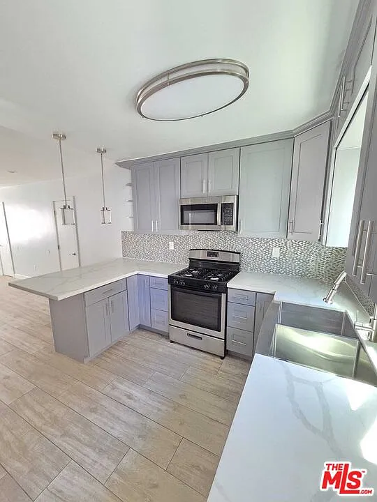 2 bed, 2.0 bath, 900 sqft, $2,750 — Photo 2