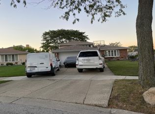 812 N 11th Ave, Addison, IL 60101