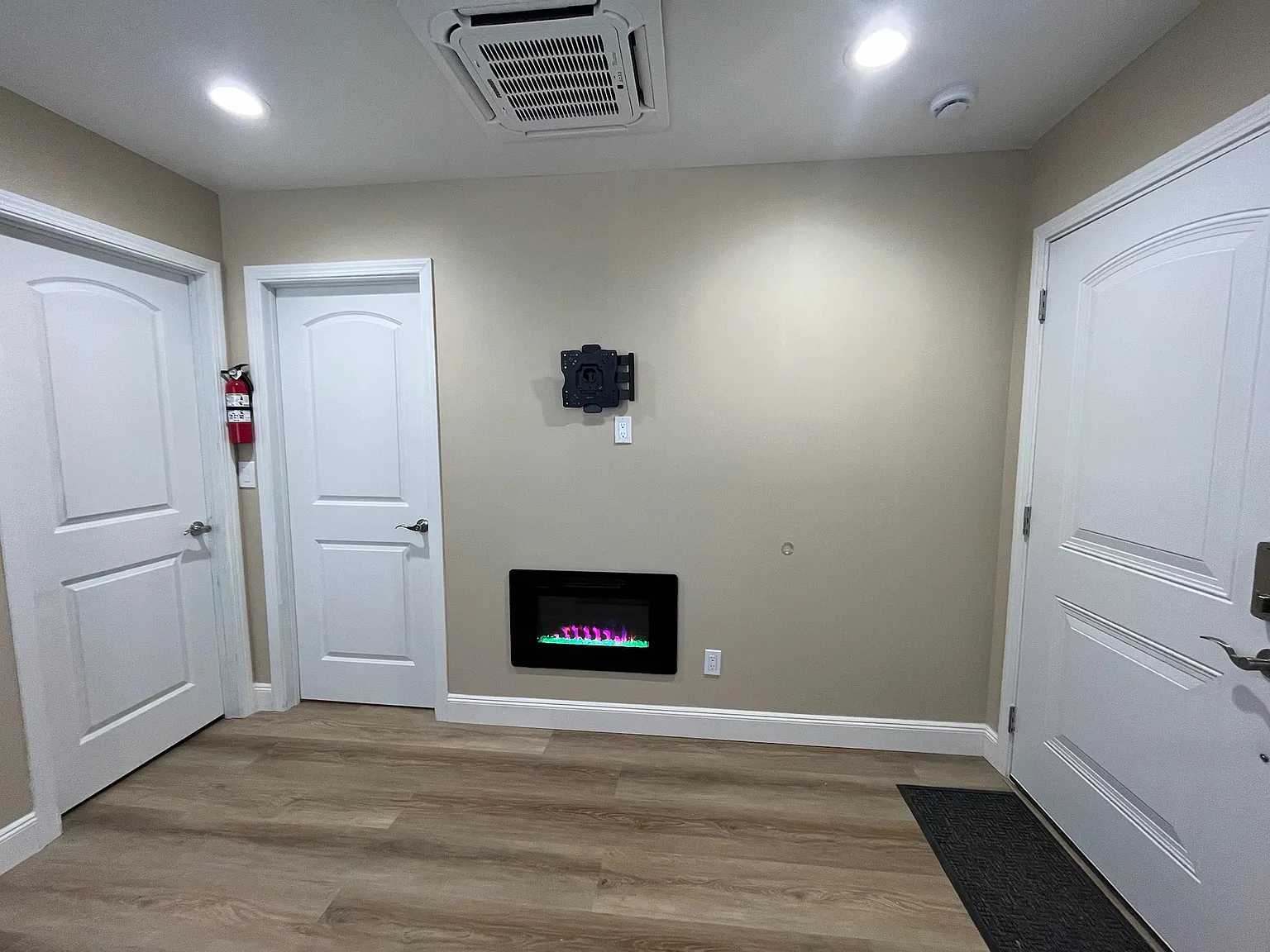 324 Nassau Ln — Photo 4