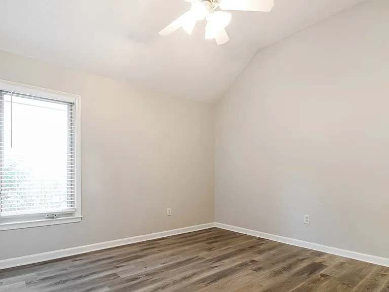 1728 Edgeburg Ln — Photo 11