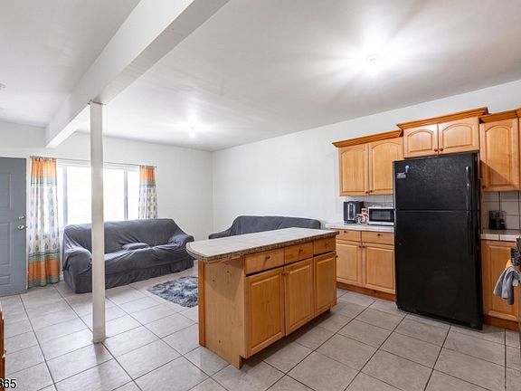 5th image of 363 Summer St
