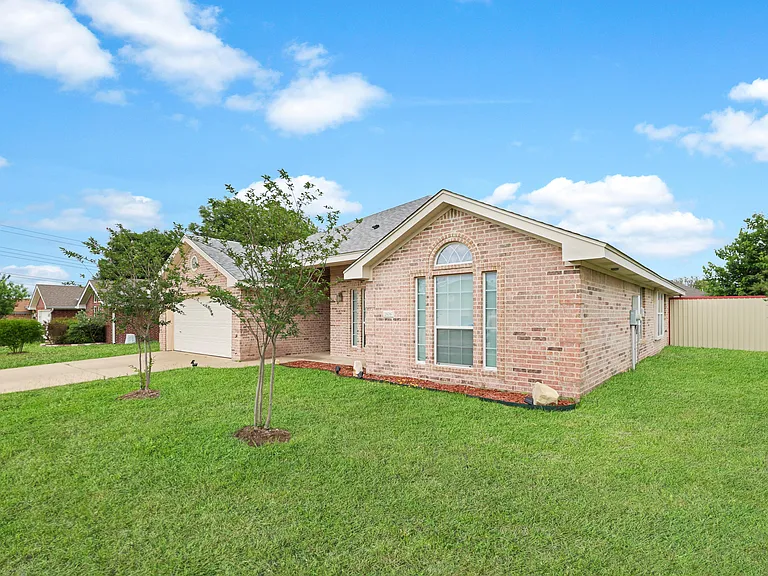 2806 Hydrangea Ave — Photo 1