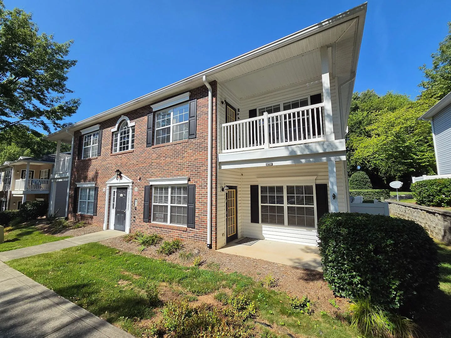 Charming 2 Bed/2 Bath Main Floor Condo - Close to Downtown Cornelius - Spacious Kitchen - Washer/... — Photo 2