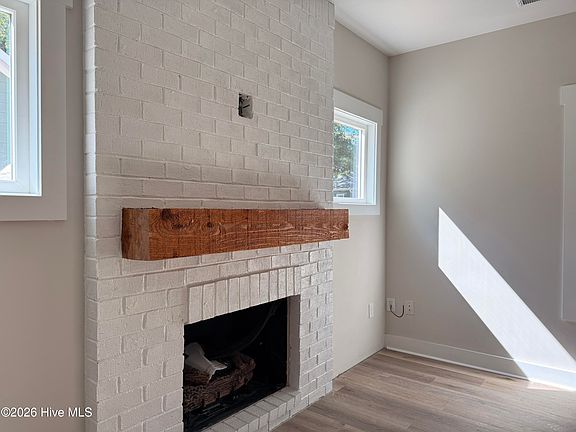 3rd image of 995 Holly Road