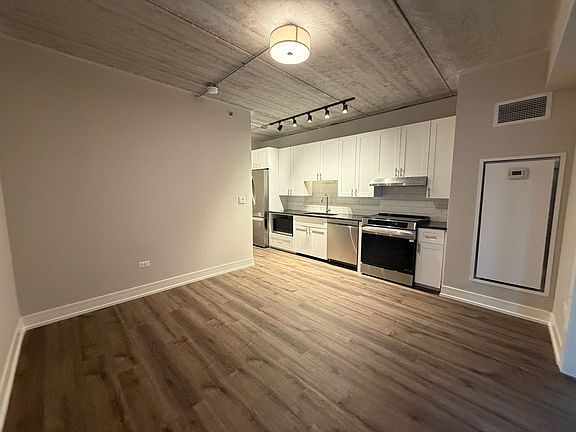 4th image of 949 W Carmen Ave #208