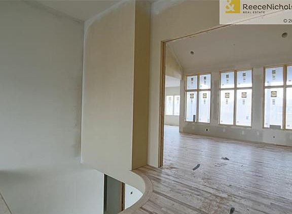 5th image of 15701 Barton St