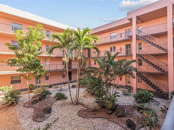 3rd image of 2841 Somerset Dr APT 215