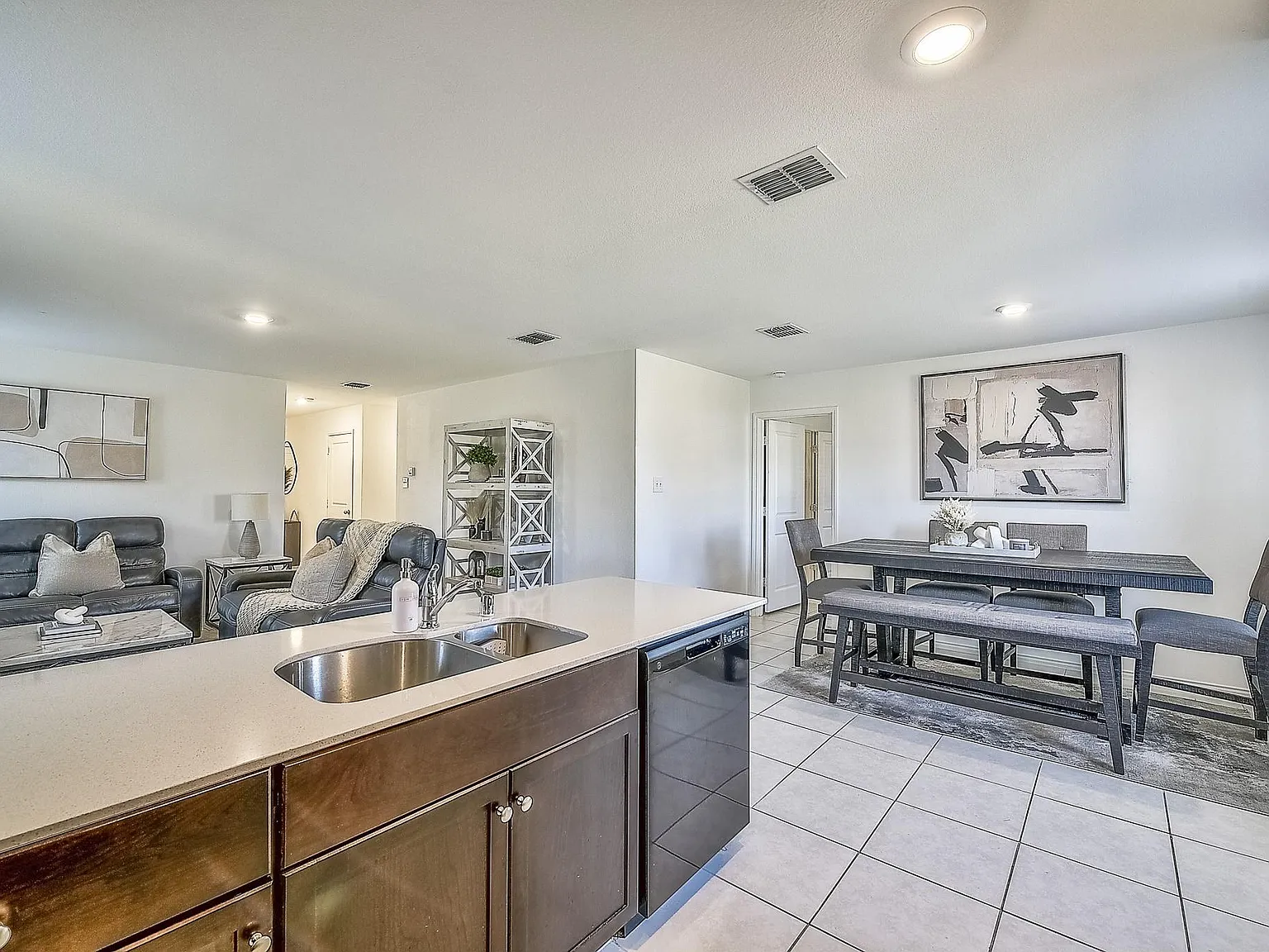 3 bed, 1268 sqft, $2,300 — Photo 2