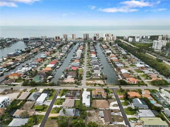 10842 Vanderbilt DR, NAPLES, FL 34108