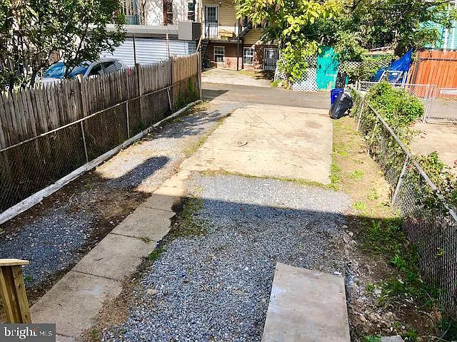 635 Kenyon St NW #A — Photo 13