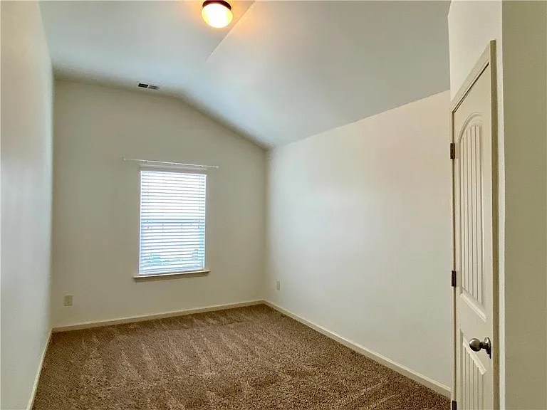 611 Stonehurst Ln — Photo 14