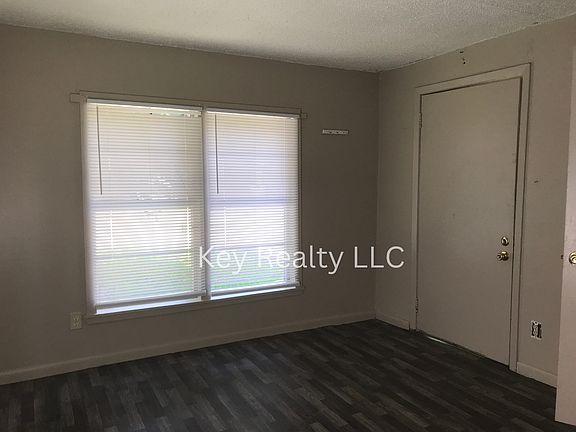 3rd image of 419 Douglas St