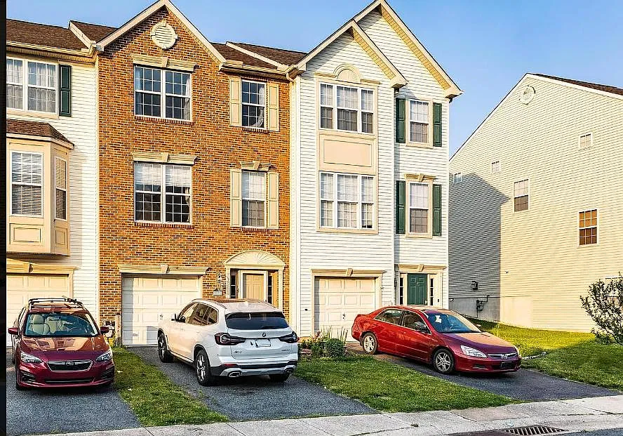 3 bed, 2.5 bath, 1550 sqft, $2,400 — Photo 3