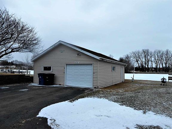 Garage with workshop!