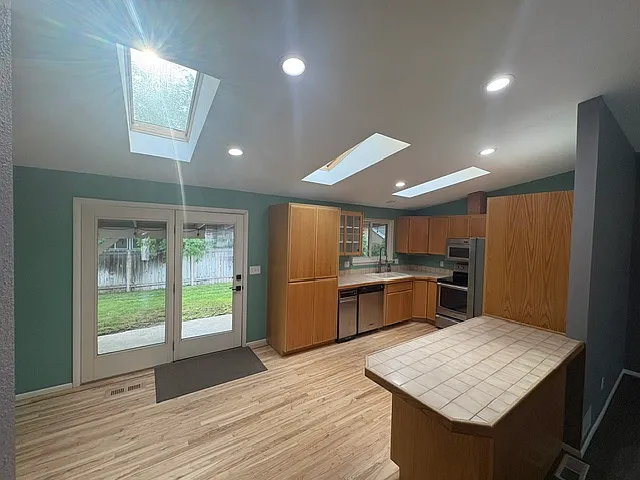 4 bed, 1672 sqft, $2,900 — Photo 2