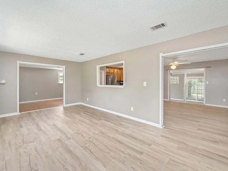 110 Green Dr — Photo 16