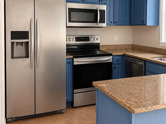 4th image of 166 Fieldstone Dr