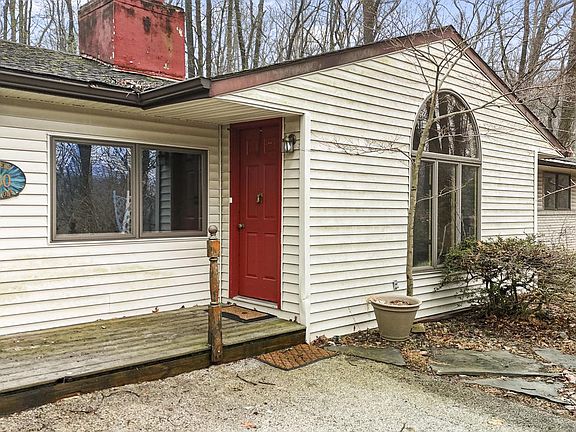 2nd image of 230 Jug Hollow Rd