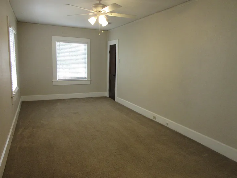 207 E Ann St — Photo 16