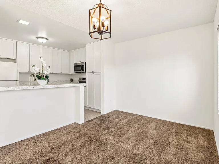 450 W Vermont Ave — Photo 9