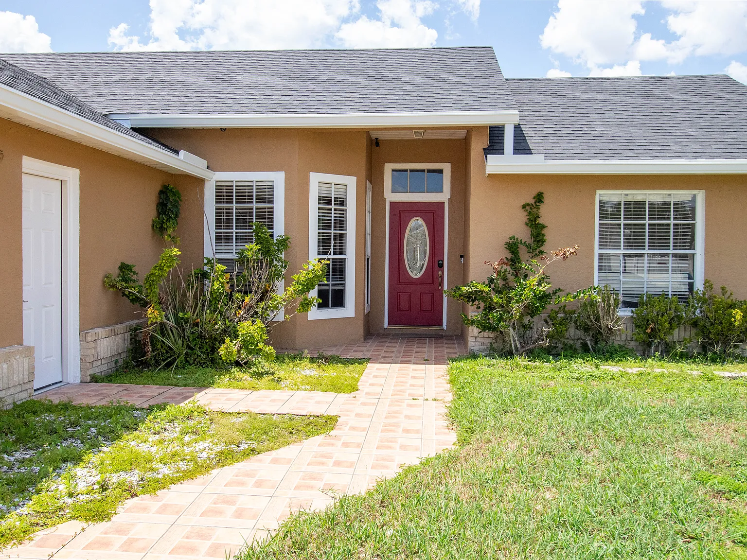 3 bed, 1438 sqft, $2,400 — Photo 2