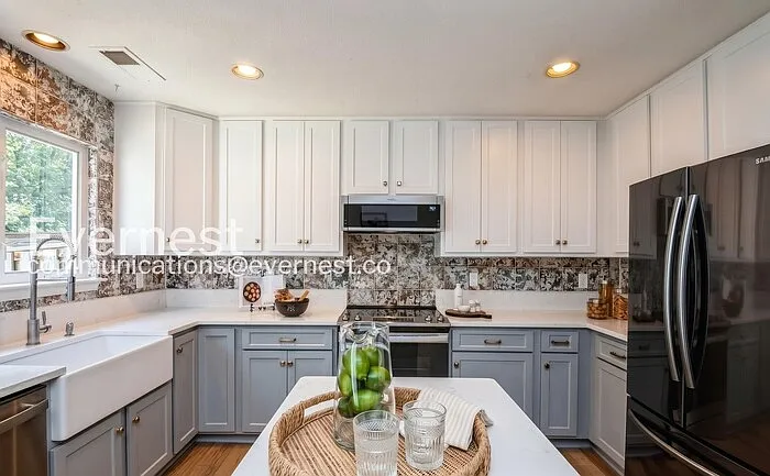 3 bed, 2.0 bath, 1280 sqft, $2,700 — Photo 3