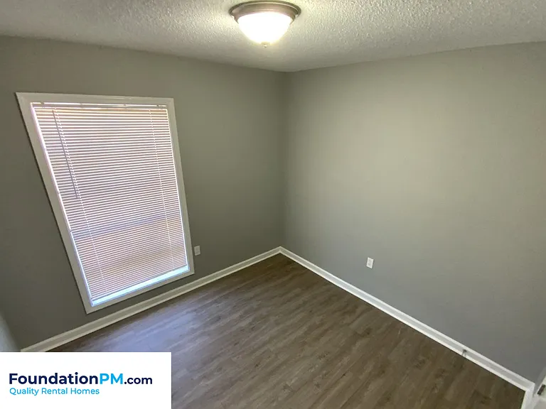 901 Chesterton Dr — Photo 2
