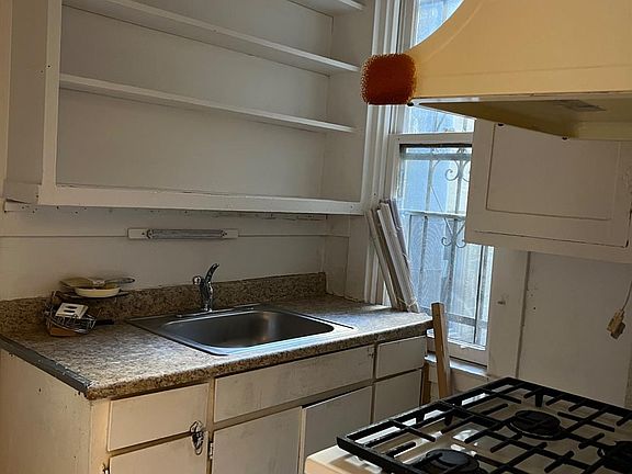 5th image of 324 Hyde St