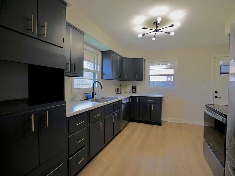 1534 N Woodburn Ave — Photo 25