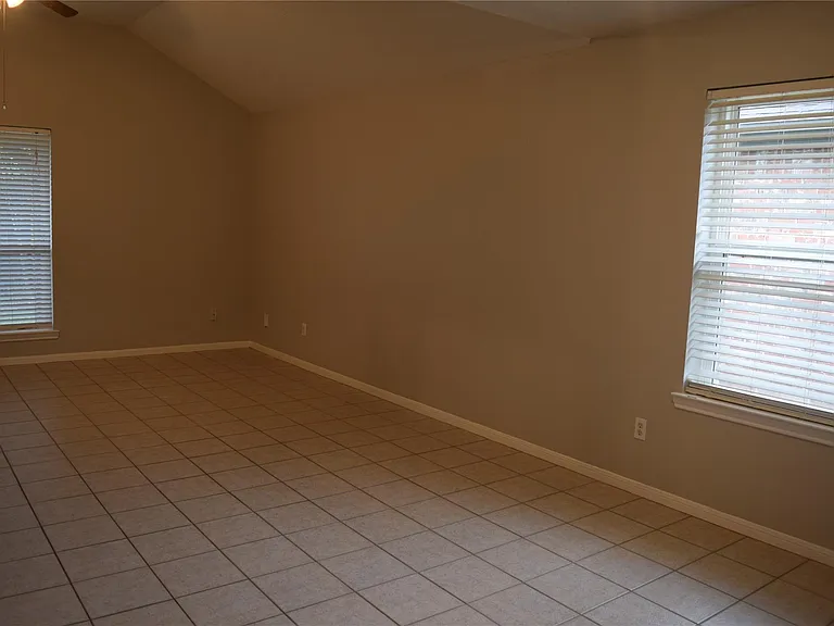 18130 Beaverdell Dr — Photo 10