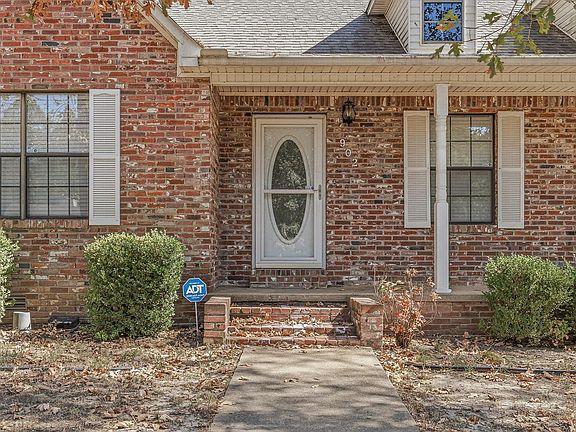 2nd image of 902 Live Oak Cir