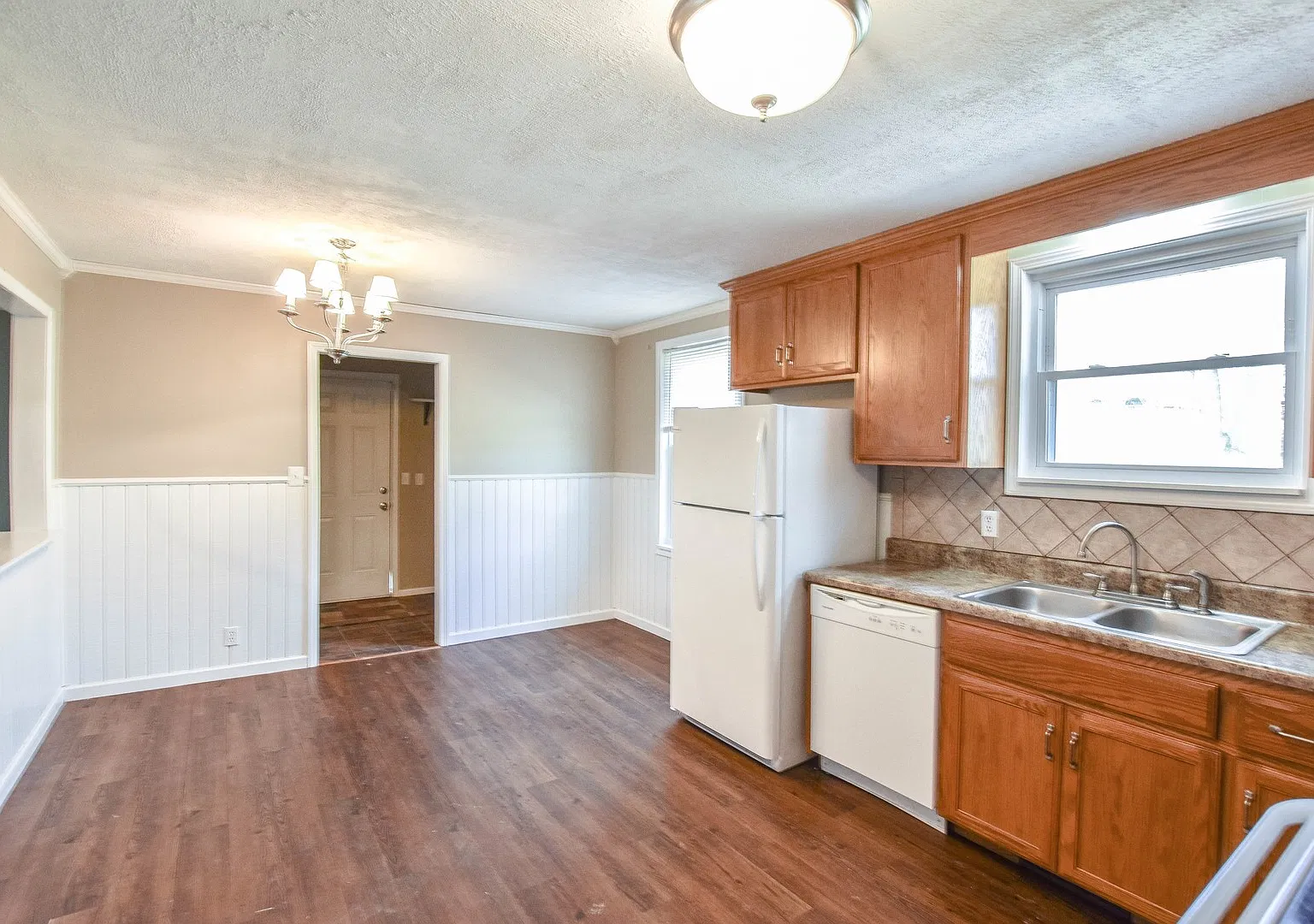 Pet Friendly Three Bedroom! — Photo 4