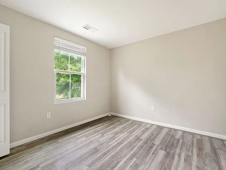 5626 Noble Ave — Photo 15