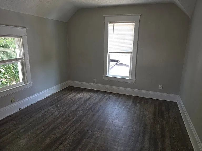 905 E Washington St — Photo 27