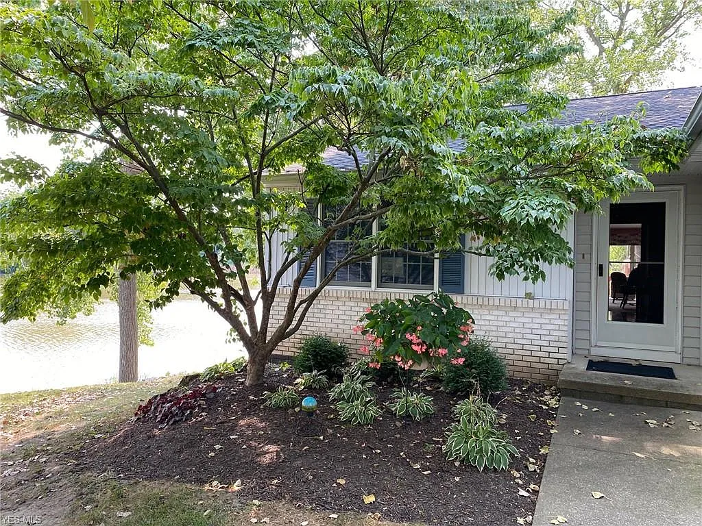 1140 Billetter Dr photo 1