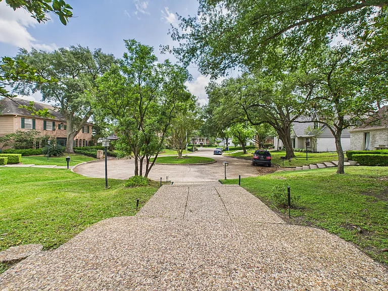 702 Daria Ct — Photo 42