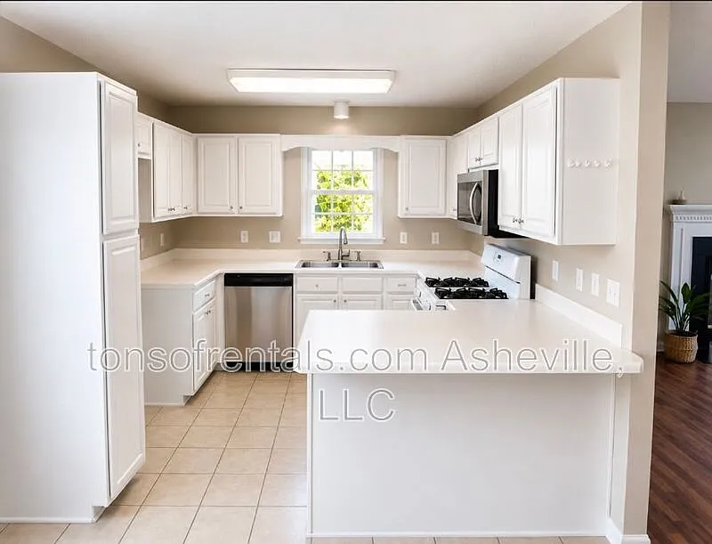 3 bed, 2.0 bath, 1435 sqft, $2,195 — Photo 4