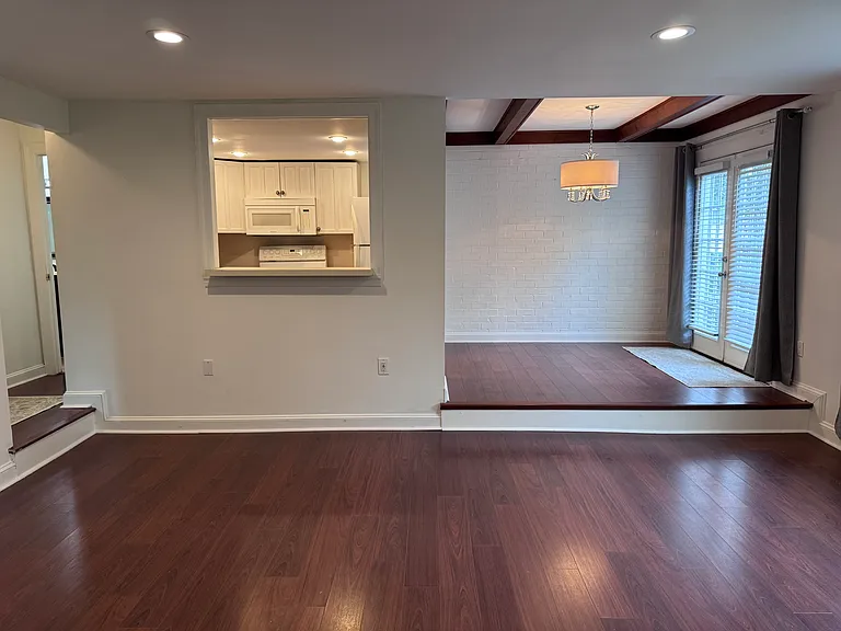 112 Yardley Cmns — Photo 5