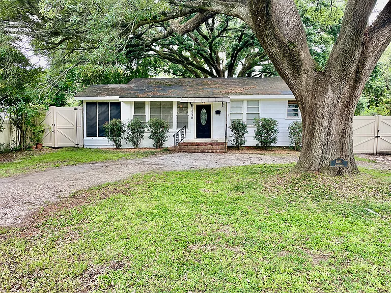 Front of house at 1530 Goldenrod. Goldenrod is the perfect location of Baton Rouge with quick access to LSU, coffee shops, Acadian Village and downtown.