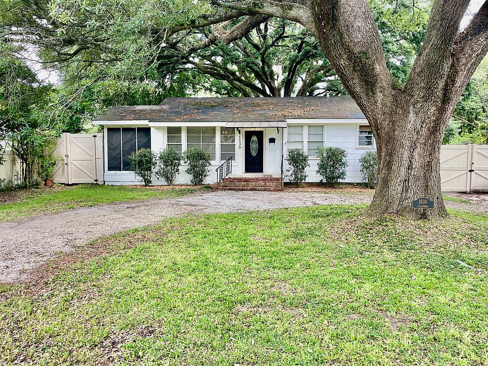 Front of house at 1530 Goldenrod. Goldenrod is the perfect location of Baton Rouge with quick access to LSU, coffee shops, Acadian Village and downtown.