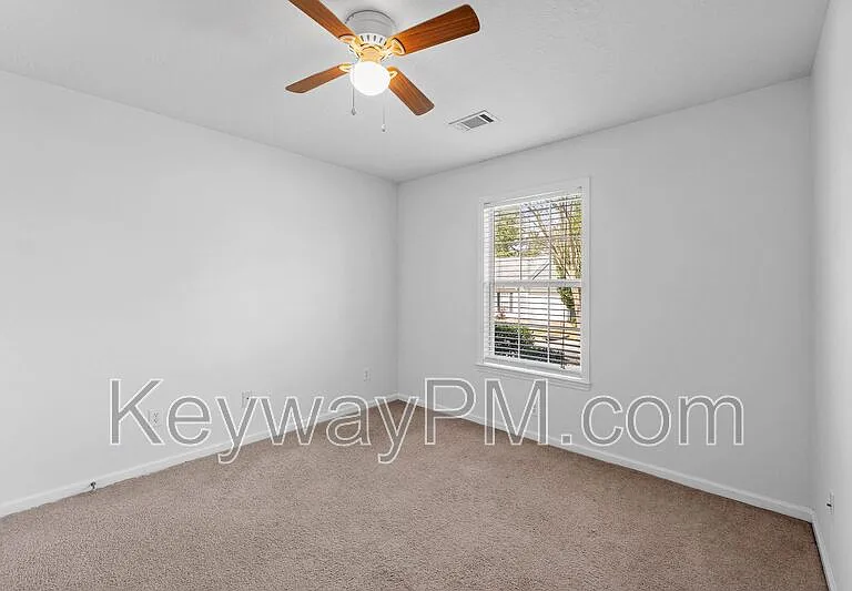 130 Bennington Ln — Photo 8