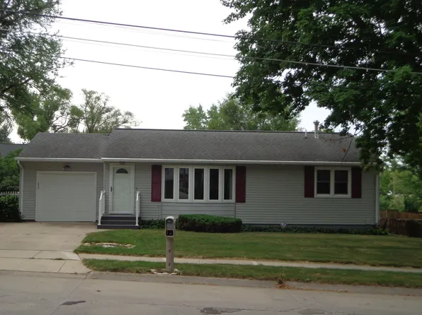 1103 2nd St NE, Independence, IA 50644