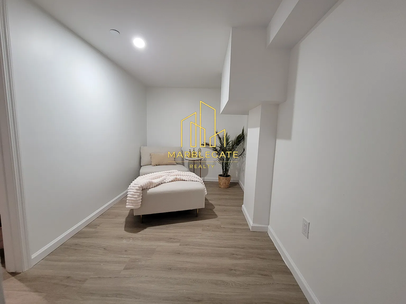 3 bed, 1050 sqft, $3,100 — Photo 2