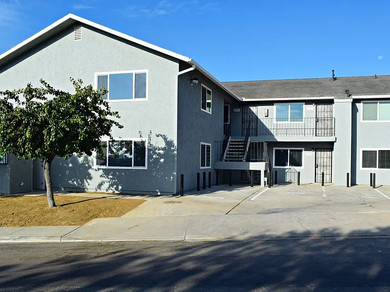 2BR, 1BA Apartment Unit - Open Floor Plan, No Carpet , Double Pane Windows, and 1 Assigned Parkin... — Photo 3