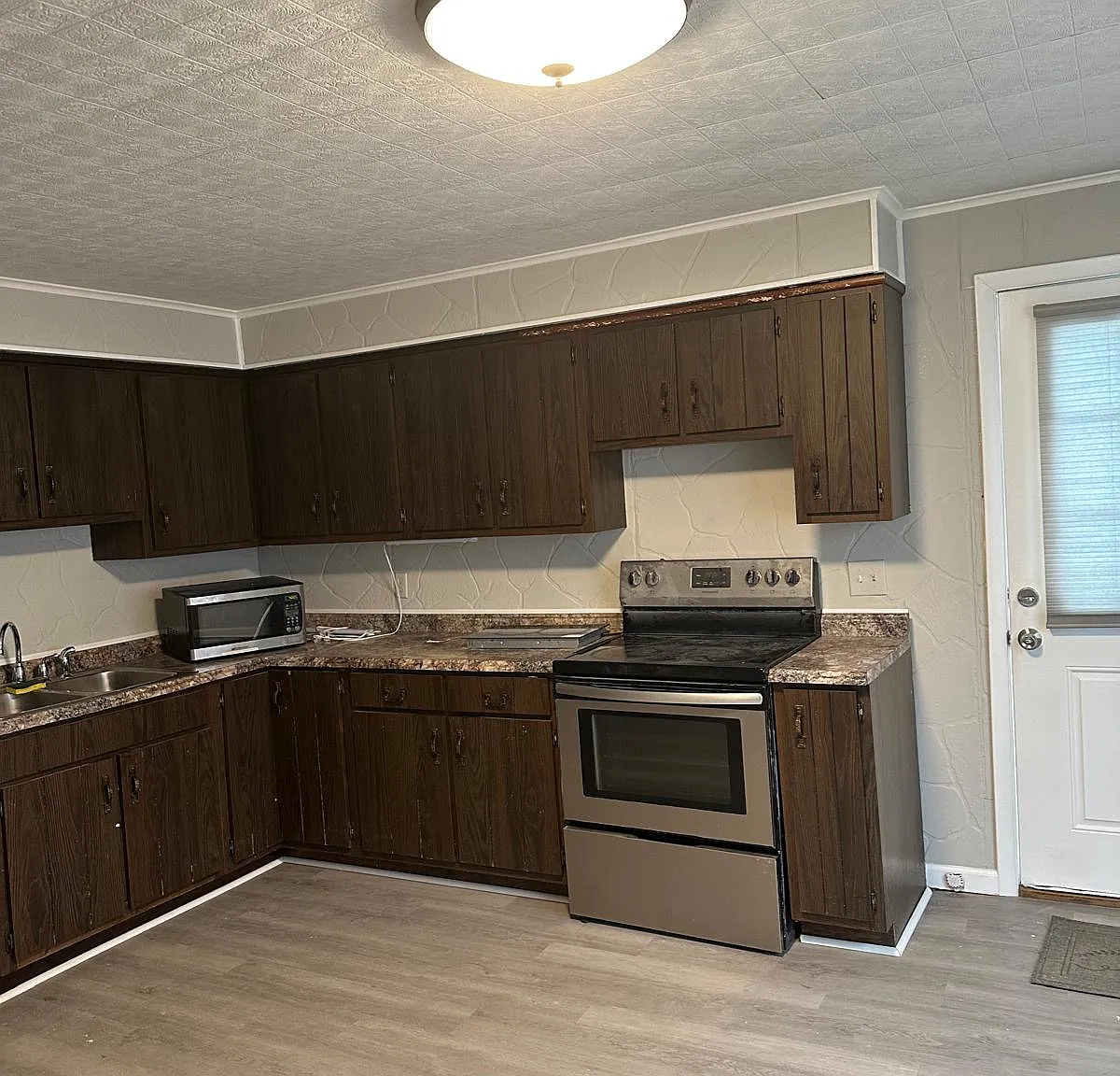 4 bed, 1948 sqft, $1,600 — Photo 1